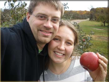 picture of Ted and Lara with an apple